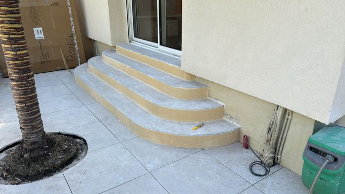 Escalier extérieur Escalier extérieur arrondi avec revêtement neuf
