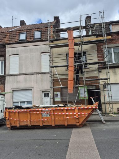 Rénovation de façade Façade de bâtiment en rénovation avec échafaudage