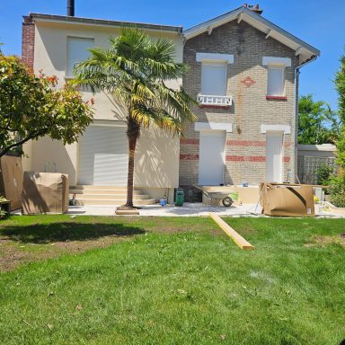 Rénovation extérieure Maison rénovée avec façade claire et jardin aménagé