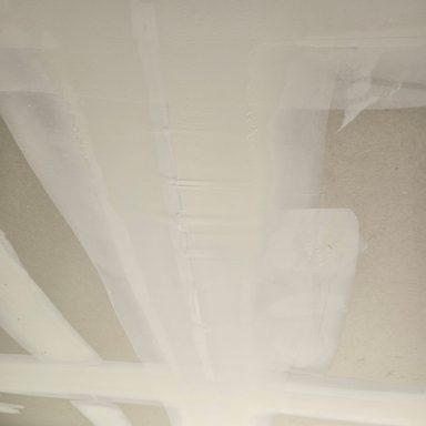 Rénovation intérieure Plafond intérieur rénové avec poutres apparentes